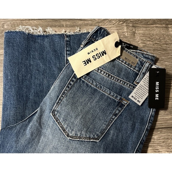 Miss Me NWT High-Rise Flare Leg Raw Hem Destroyed Jeans SZ 27x34 (29x33.5) - Picture 1 of 14